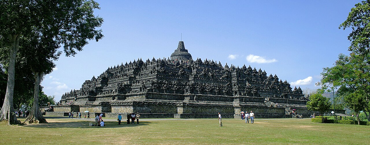 Candi Borobudur dari pelataran barat laut, Magelang, Jawa Tengah